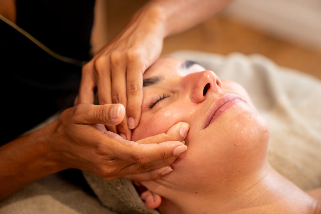 Bienvenue à Eden des Sens, votre spa et institut de beauté à Paris et Marne-la-Vallée, offrant des soins de luxe pour la détente, la beauté et le bien-être. Massages, Visage, Minceur.