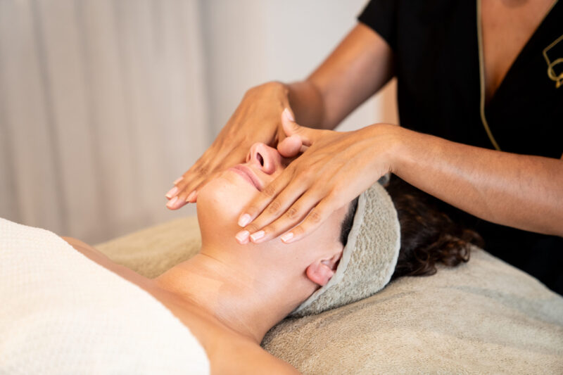 Bienvenue à Eden des Sens, votre spa et institut de beauté à Paris et Marne-la-Vallée, offrant des soins de luxe pour la détente, la beauté et le bien-être. Massages, Visage, Minceur.