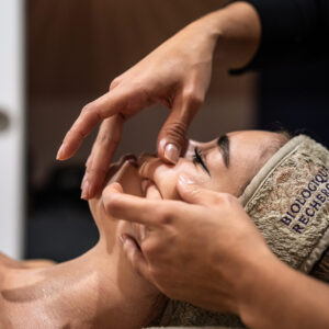 Bienvenue à Eden des Sens, votre spa et institut de beauté à Paris et Marne-la-Vallée, offrant des soins de luxe pour la détente, la beauté et le bien-être. Massages, Visage, Minceur.