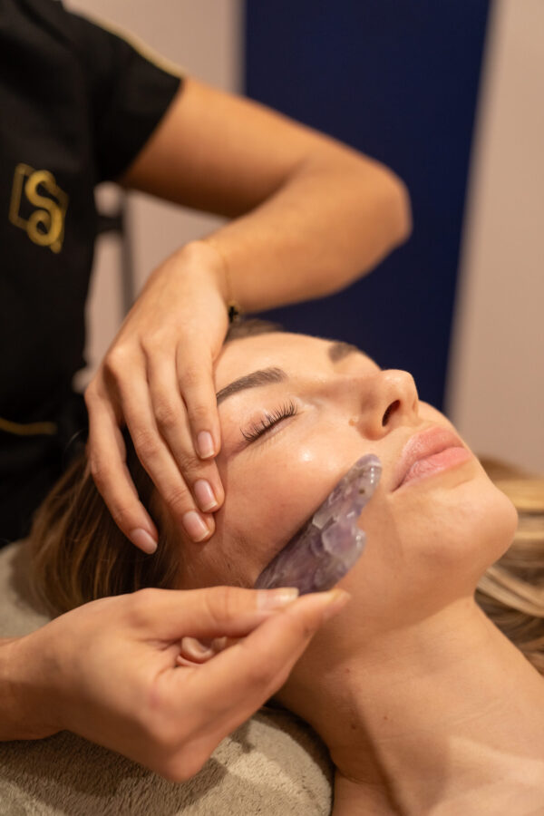 Bienvenue à Eden des Sens, votre spa et institut de beauté à Paris et Marne-la-Vallée, offrant des soins de luxe pour la détente, la beauté et le bien-être. Massages, Visage, Minceur.