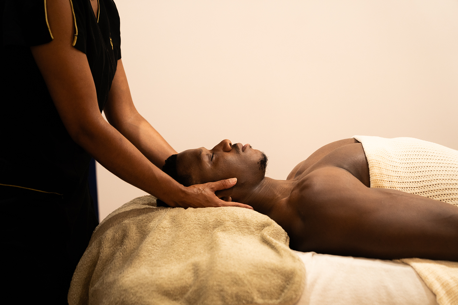 Bienvenue à Eden des Sens, votre spa et institut de beauté à Paris et Marne-la-Vallée, offrant des soins de luxe pour la détente, la beauté et le bien-être. Massages, Visage, Minceur.